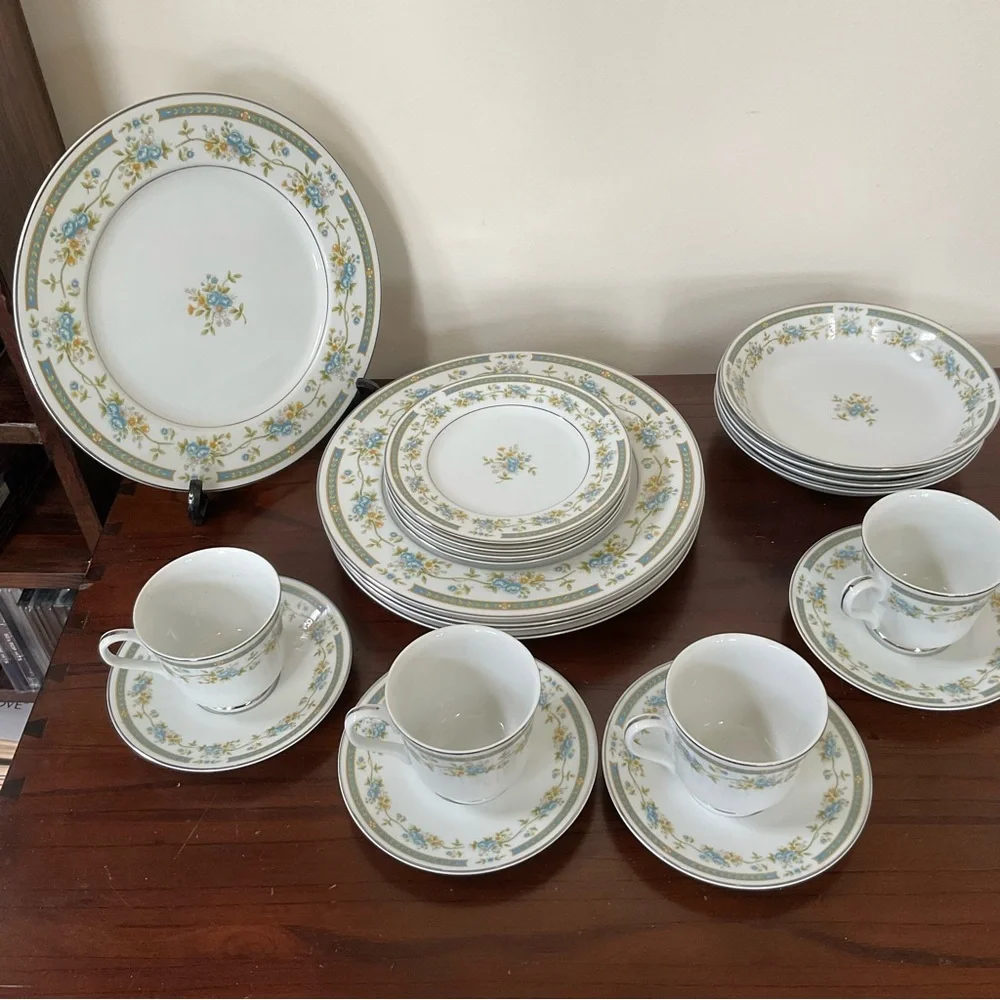 Four Crown China Barclay 519 4 place settings